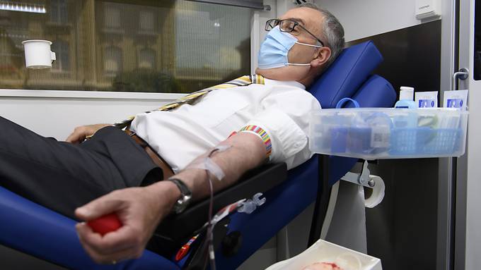 Bundespräsident Parmelin und Parlamentarier spenden Blut
