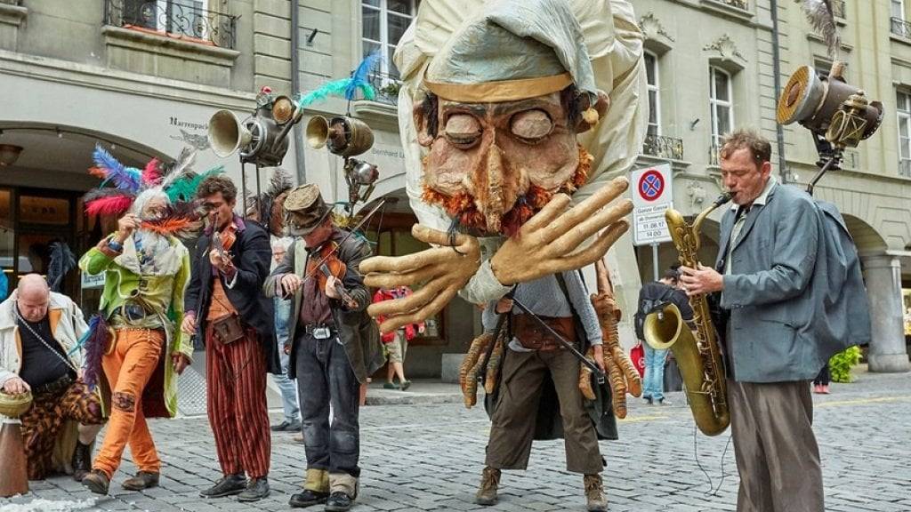 Das Buskers Bern bot auch heuer weit mehr als bloss Strassenmusik. Hier zum Beispiel der Riesenvogelmensch der der Formation Demain on change tout.