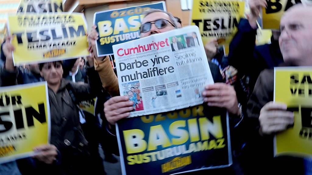 Die Zeitung Cumhuriyet ist eines der letzten Opfer des rigorosen Vorgehens der Regierung gegen kritische Medien in der Türkei. Viele Journalistinnen und Journalisten landeten in den letzten Monaten im Gefängnis.