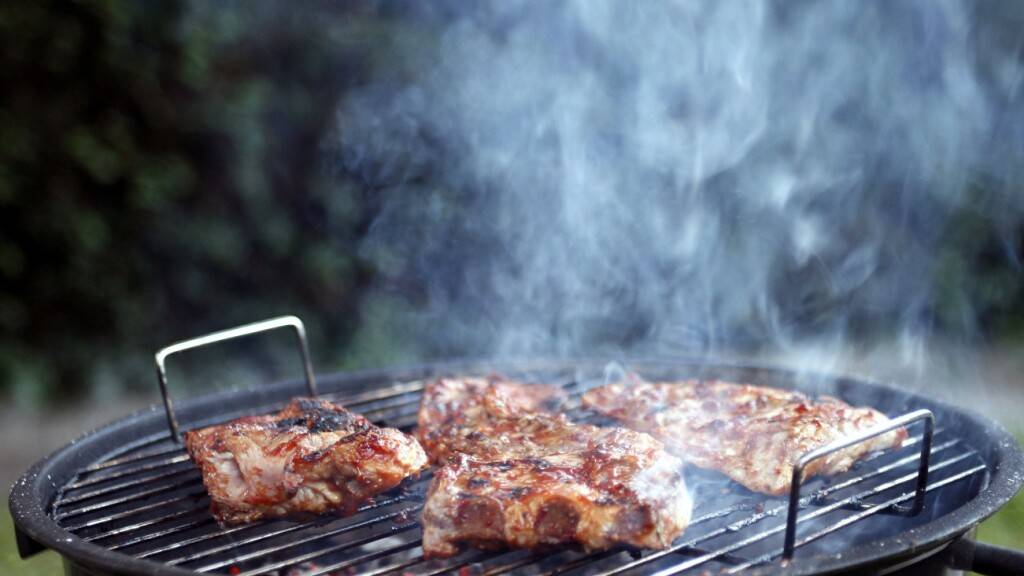Wer aktuell seinen Holzkohlegrill benutzen möchte, der sollte zuerst die geltenden Feuerverbotsregeln der eigenen Gemeinde checken. (Symbolbild)