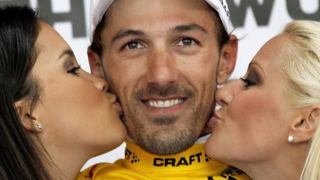 Fabian Cancellara geniesst es, von den Ehrendamen die Siegesküsschen zu erhalten