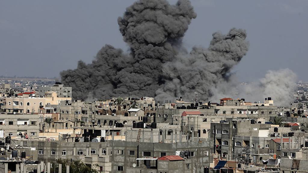Rauch, Asche und Staub steigen nach israelischen Luftangriffen im südlichen Gazastreifen auf. Foto: Abed Rahim Khatib/dpa