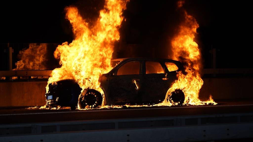 Der Schaden des Brandes an Auto und Strasse belief sich auf mehrere 100'000 Franken.