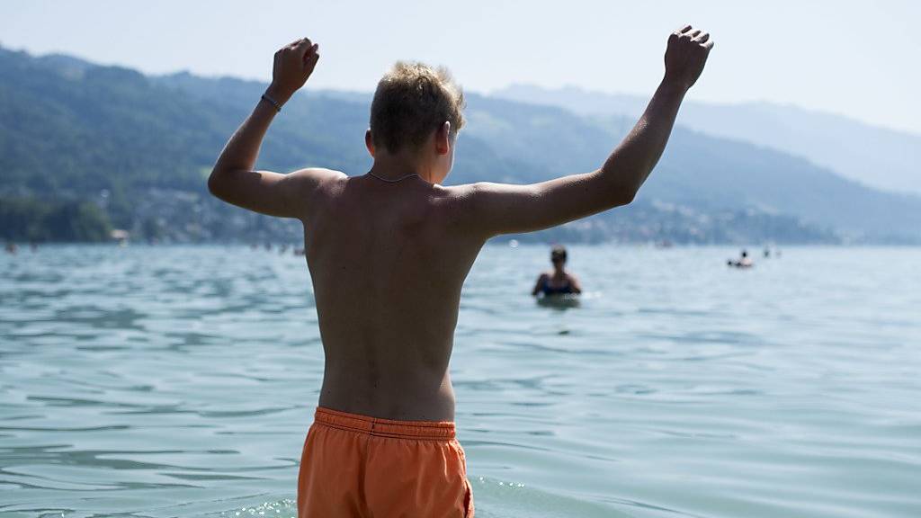 Abkühlung tat auch im aussergewöhnlich warmen August Not: Bad im Thunersee. (Archiv)