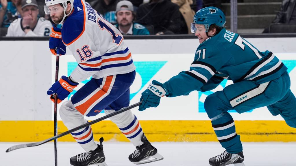Die Sharks (rechts mit  Macklin Celebrini (71)) rennen derzeit den Edmonton Oilers (links mit Jason Dickinson (16)) im Kampf um die Playoff-Teilnahme hinterher