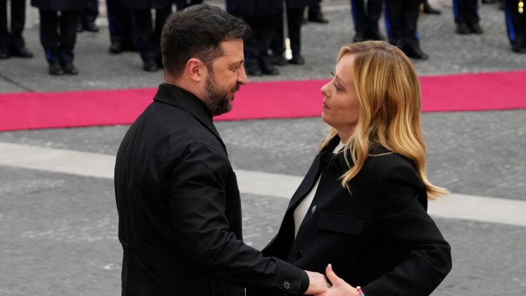 ARCHIV - Wolodymyr Selenskyj, Präsident der Ukraine, wird von Giorgia Meloni, Ministerpräsidentin von Italien, am Chigi-Palast empfangen. Foto: Gregorio Borgia/AP/dpa/Archivbild