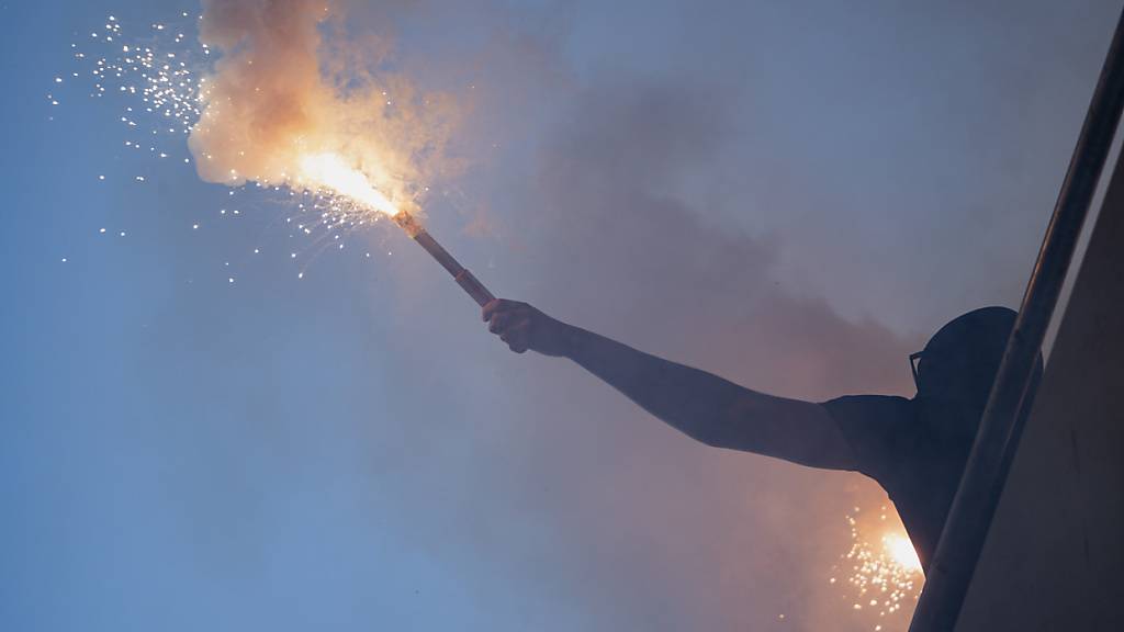 Die Polizei hat einen mutmasslichen Fackelwerfer festgenommen, der in Winterthur Ende April einen brennenden Pyrogegenstand auf die Tribüne geworfen haben soll. (Archivbild)