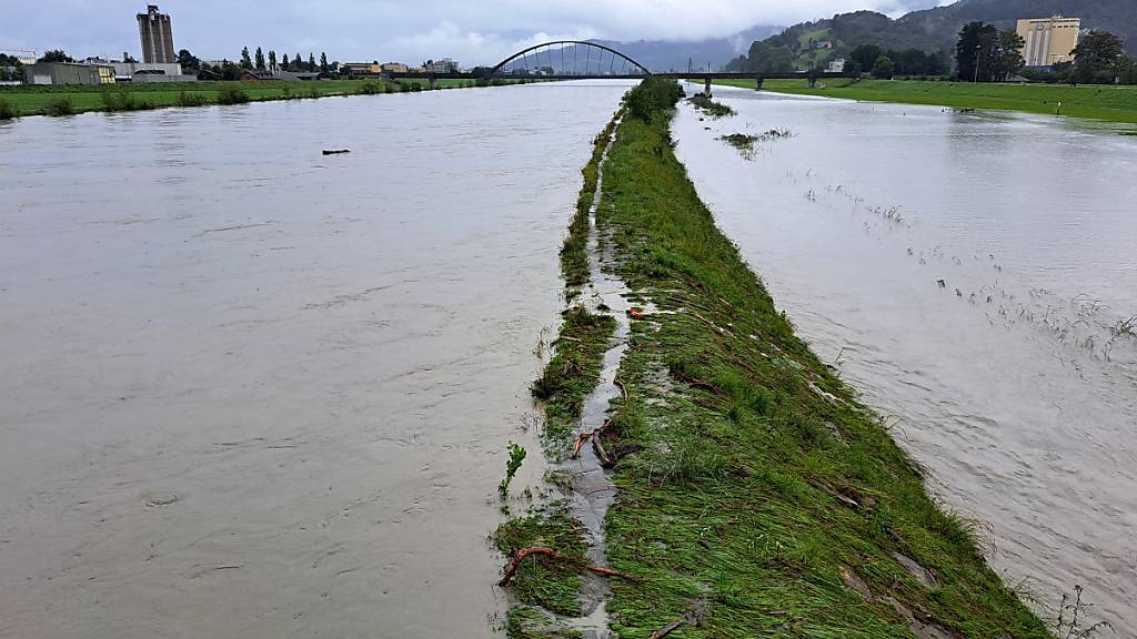 Der Rhein zwischen Lustenau und Höchst. Nach den heftigen Regenfällen in Teilen Österreichs hat sich die Hochwasserlage leicht entspannt. Foto: Jochen Hofer/APA/dpa