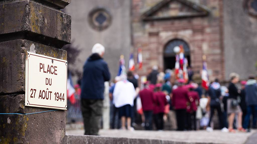 Etwa 400 Menschen nahmen an der Gedenkveranstaltung teil. Foto: Philipp von Ditfurth/dpa