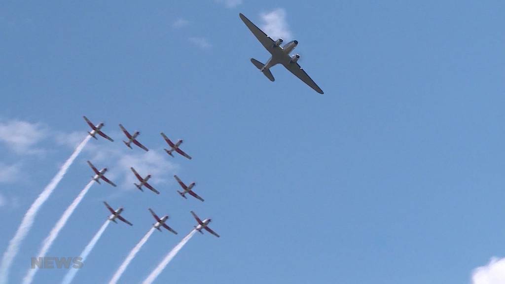 Premiere in Grenchen: PC-7 Team hebt erstmals mit DC-3 Formation ab