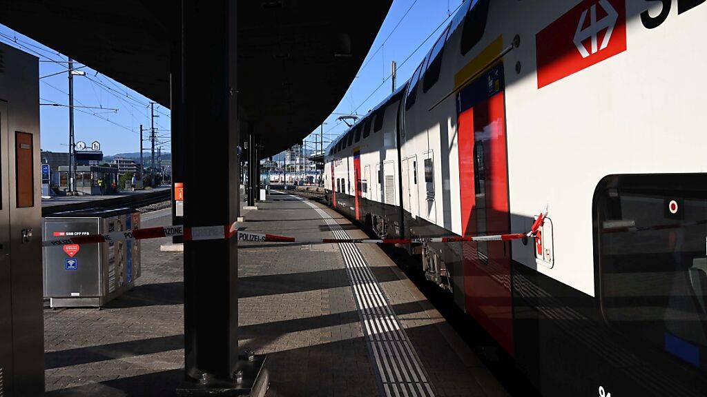 Von einem einfahrenden Interregio nach Zürich ist eine 63-Jährige am Mittwoch im Bahnhof Zug gestreift worden, worauf sie stürzte und unter den Zug geriet.