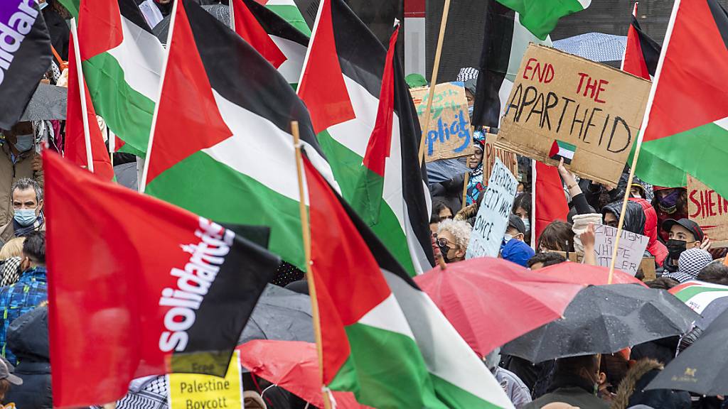 Palästinensische Flaggen wehten am Samstag in Genf.