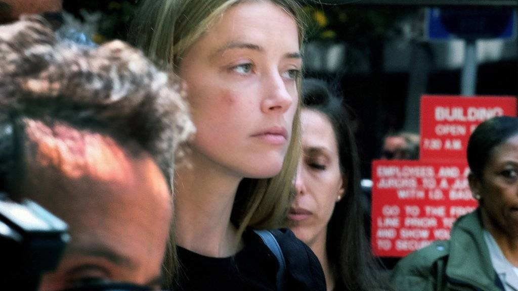 Schauspielerin Amber Heard verlässt das Gericht in Los Angeles, in dem sie unter Eid aussagte, ihr Ehemann Johnny Depp habe sie geschlagen.