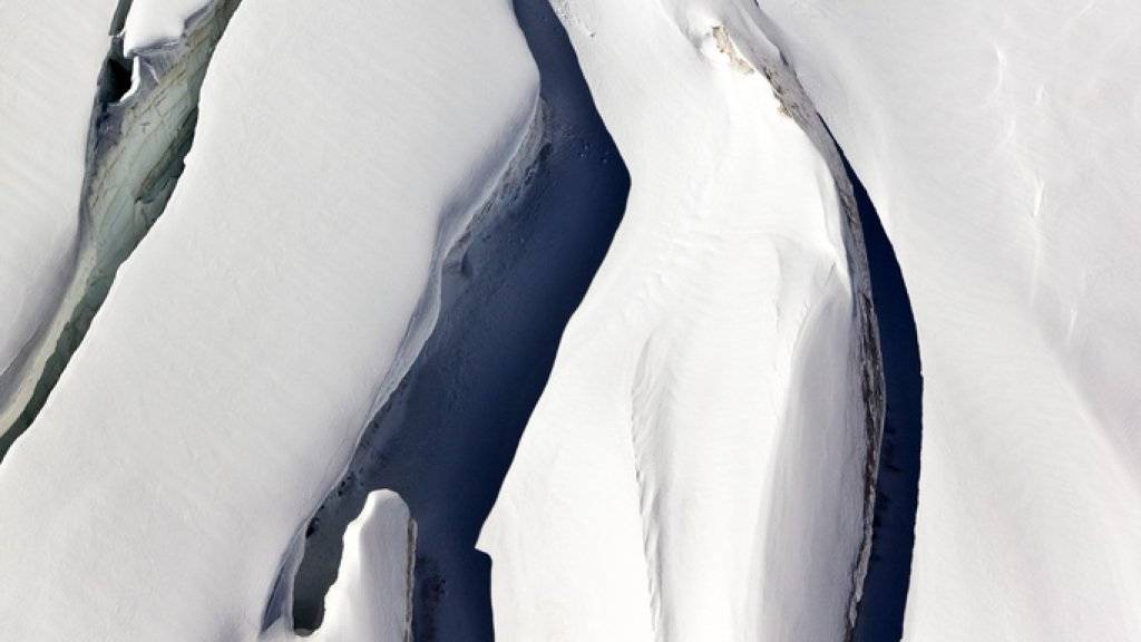 Riesige Längsspalten auf einem Gletscher. Die beiden tödlich verunglückten Alpinisten stürzten beim Aufstieg auf den Shisha Pangma in eine Gletscherspalte. (Symbolbild)