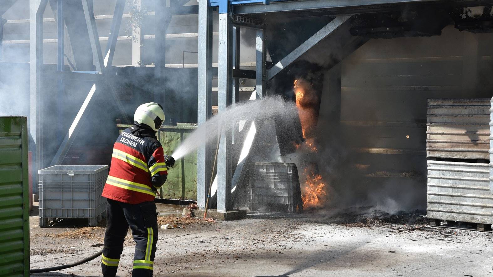 Eine Anlage in einem Recyclingbetrieb in Eschen hat am Freitagmorgen Feuer gefangen.