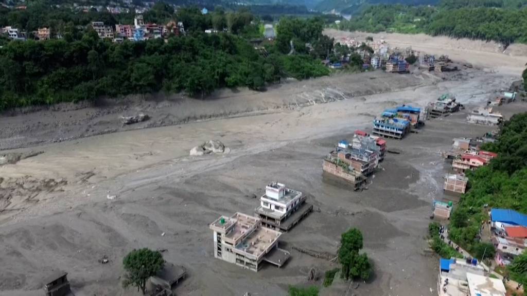 Hunderte Touristen nach Sturzflut in Nepal vermisst