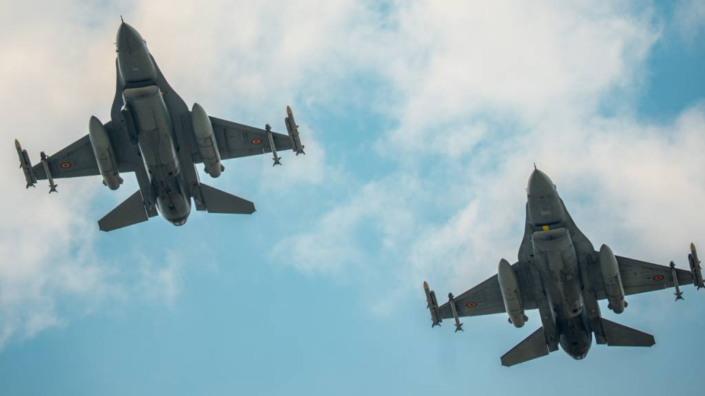ARCHIV - Rumänische F-16-Kampfflugzeuge fliegen auf dem Luftwaffenstützpunkt Borcea 86 im Rahmen einer Luftraumüberwachungsübung. Foto: Vadim Ghirda/AP/dpa