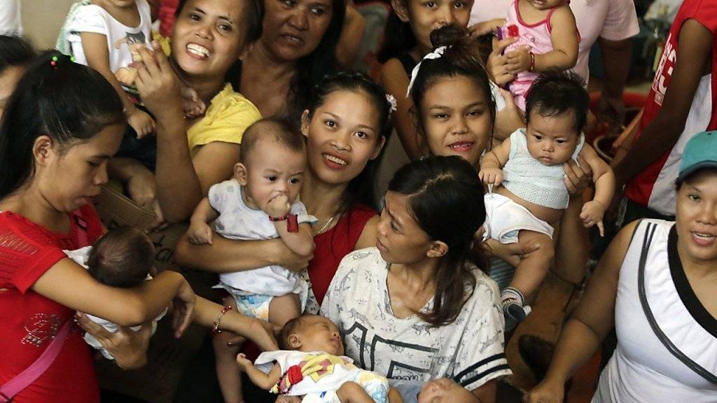 Bis 2050 wächst die Weltbevölkerung nach neuen Schätzungen auf zehn Milliarden Menschen - im Bild philippinische Mütter mit ihren Kindern. (Archiv)