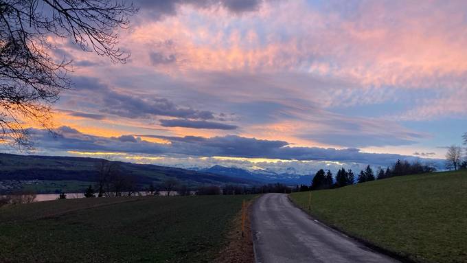 Prächtiger Anblick: Am Mittwochmorgen erstrahlt der Aargau im Morgenrot