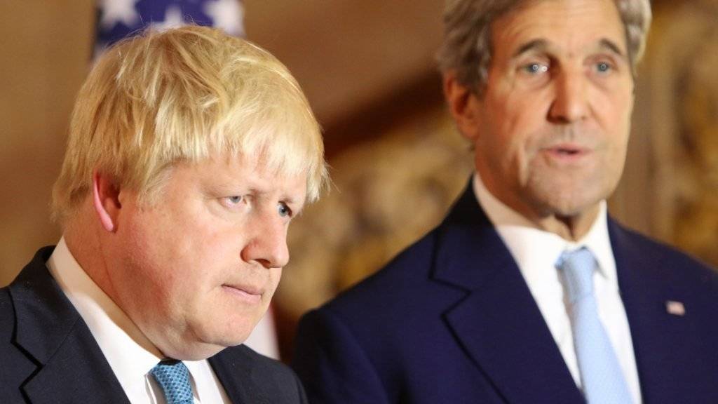 Über Resultate zu den Verhandlungen vom Wochenende für eine Waffenpause in Syrien wurde nichts bekannt. Johnson (l.) und Kerry sprachen sich dafür aus, auf diplomatische Mittel zu setzen.