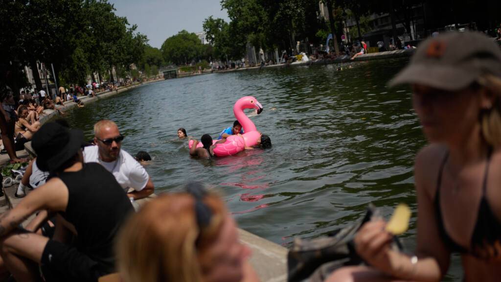 Pariser baden im Canal Saint-Martin. Foto: Christophe Ena/AP/dpa