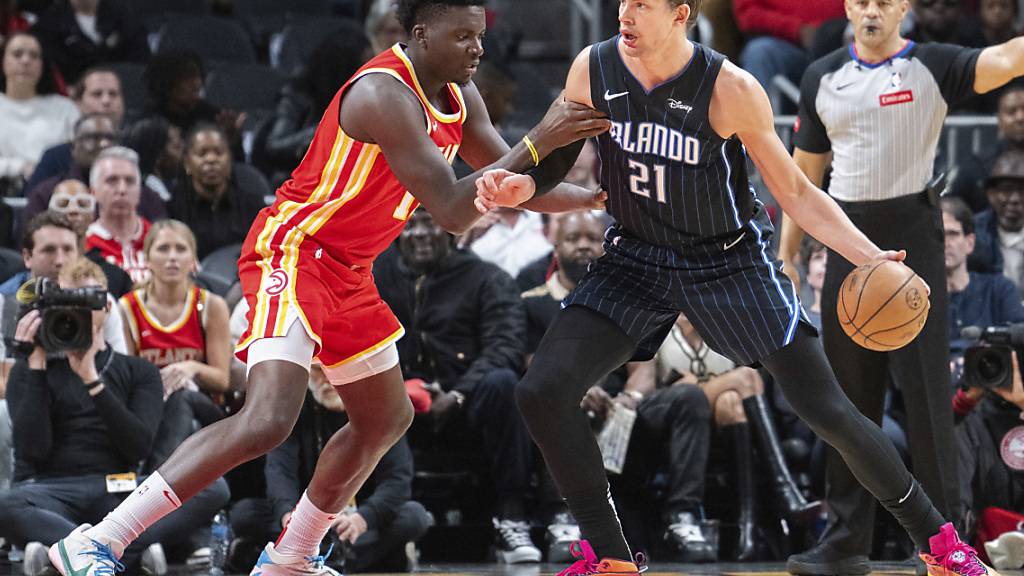 Clint Capela (links) verteidigt gegen Orlandos Moritz Wagner
