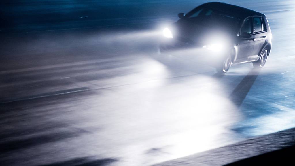 Der Bund rät, bei vereisendem Regen auf Autofahrten zu verzichten. (Archivbild)