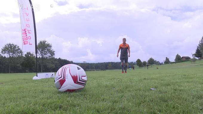 Kombination aus Golf und Fussball: In Neuenkirch wird Footgolf gespielt