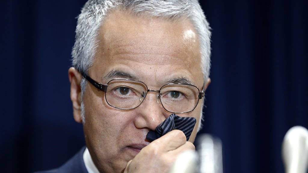 Japans Wirtschaftsminister Akira Amari gibt seinen Rücktritt bekannt.