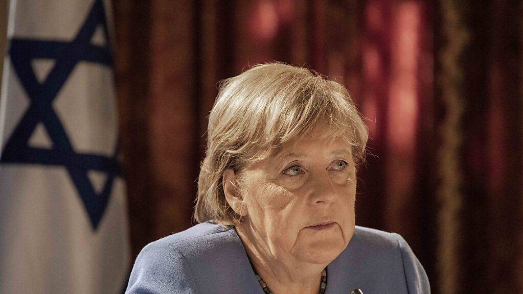 Die deutsche Bundeskanzlerin Angela Merkel (CDU) nimmt an einem Treffen mit Vertretern des Instituts für nationale Sicherheitsstudien (INSS) in Jerusalem teil. Bei dem Treffen sagte Merkel, Europa müsse nach dem US-Abzug aus Afghanistan die eigenen Sicherheitsinteressen klarer definieren.