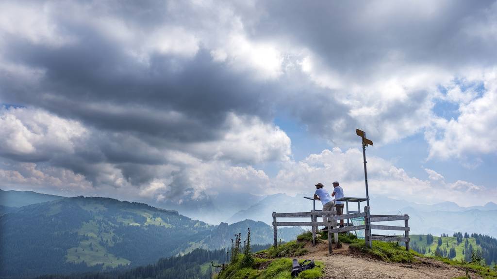 Zwei Maenner geniessen die Aussicht auf dem Furggelenstock (1655 m), am Mittwoch, 21. Juli 2021, bei Brunni SZ.