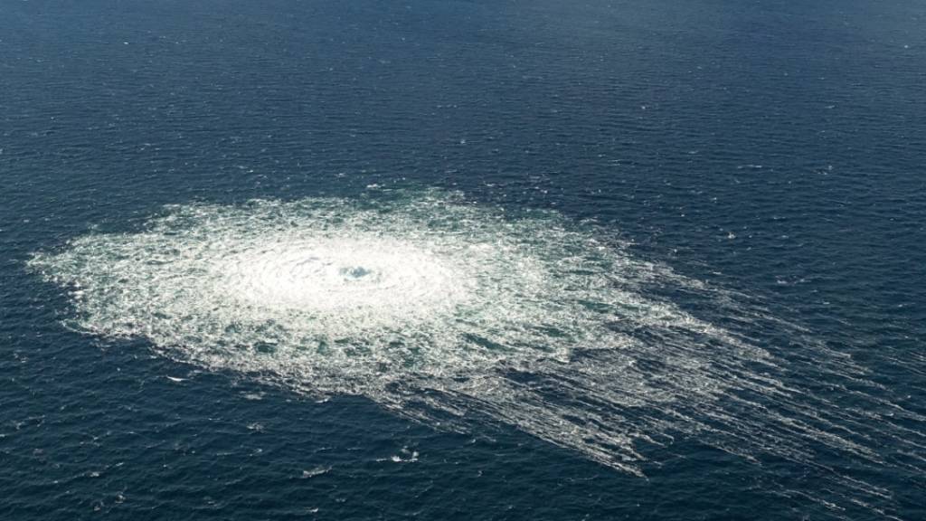 ARCHIV - Dieses vom dänischen Verteidigungskommando zur Verfügung gestellte Foto zeigt das Nord-Stream-2-Gasleck in der Nähe von Bornholm. Foto: -/Danish Defence Command/dpa - ACHTUNG: Nur zur redaktionellen Verwendung im Zusammenhang mit der aktuellen Berichterstattung und nur mit vollständiger Nennung des vorstehenden Credits