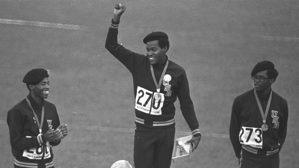 18. Oktober 1968: Nach seinem Rekordlauf steht Lee Evans in Mexico City zuoberst auf dem 400-m-Podest