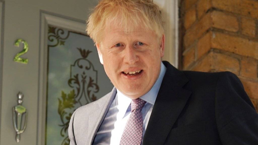 Boris Johnson am Dienstag beim Verlassen seines Hauses in London - er gilt als haushoher Favorit im Rennen um das Amt des konservativen Parteichefs und künftigen Premierministers.