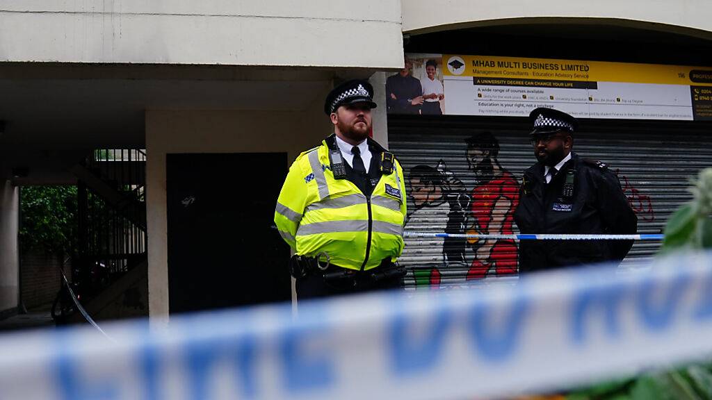 ARCHIV - Polizisten an einem Tatort in London, an dem ein 16-Jähriger erstochen wurde. Foto: Victoria Jones/PA Wire/dpa