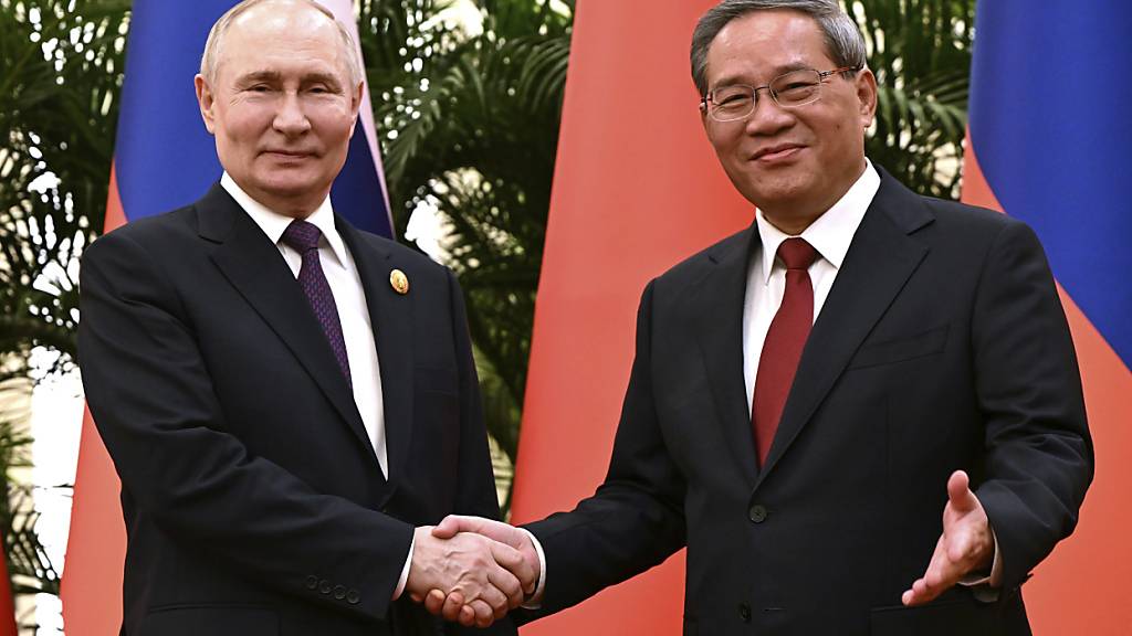 Russlands Präsident Wladimir Putin (l) ist für ein Treffen mit Chinas Staatschef Xi Jinping nach Peking gereist. Foto: Sergei Guneyev/Pool Sputnik Kremlin/AP/dpa