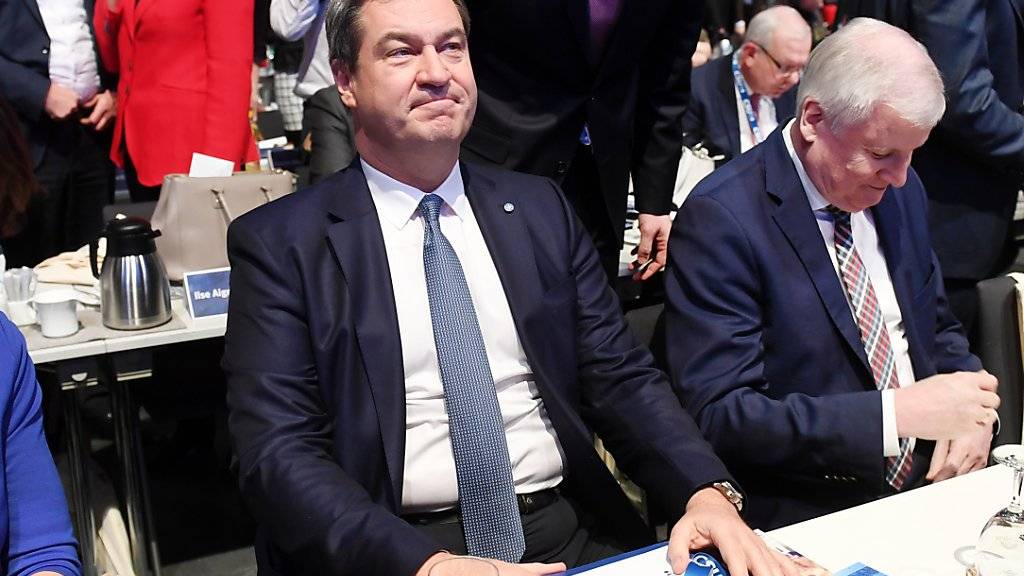 Der bayrische Ministerpräsident Markus Söder (links) ist nun auch Vorsitzender der CSU. Er löst den bisherigen Parteichef Horst Seehofer (rechts) ab.