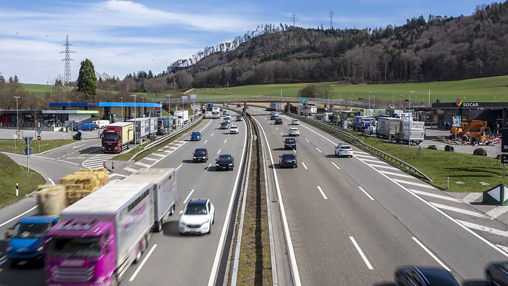 Dieses Autobahnteilstück bei der Raststätte Grauholz (im Bild) bei Bern wird nicht auf acht Spuren ausgebaut. (Archivbild)
