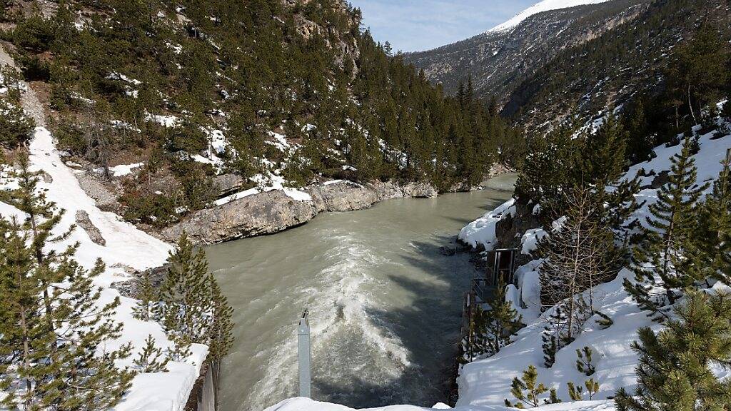 Wasser fliesst aus dem Ablassstollen am Fusse der Staumauer des Lago die Livigno in den Nationalparkfluss Spöl. (Archivbild)