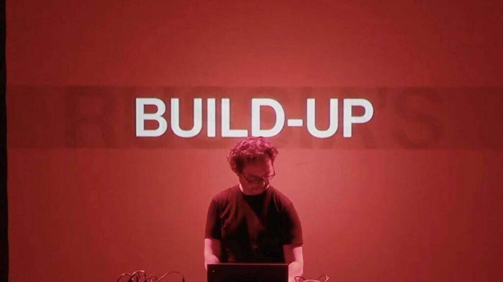 Filip Gabriel Pudło aus Polen gilt als internationaler Star der audiovisuellen Kunst. Mit seiner Performance «The who solved the man world» gehört er zu den ersten, die das Festival Digital Art Zurich mit einem Award auszeichnet.