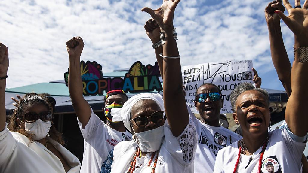 Demonstrierende in Rio de Janeiro gehen nach dem gewaltsamen Tod eines kongolesischen Einwanderers auf die Strasse.
