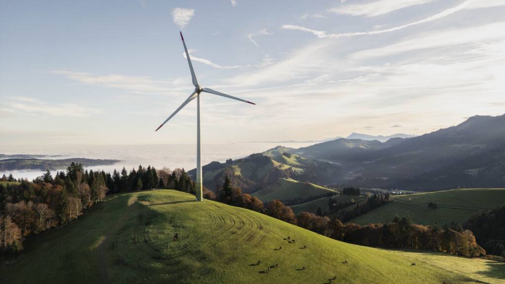 Eine Windkraftanlage auf der Weide bei Lutersarni im luzernischen Entlebuch. (Archivbild)