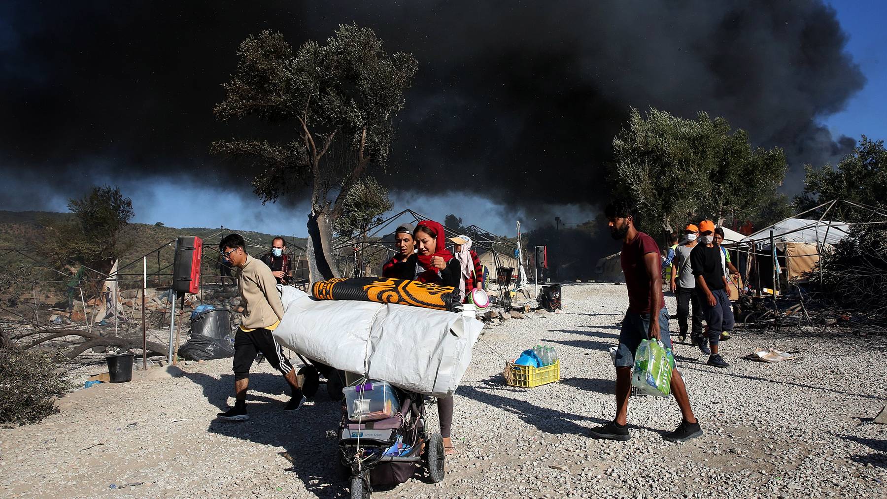 Flüchtlinge fliehen vom Brand, der im Flüchtlingslager Moria auf der Insel Lesbos wütete.