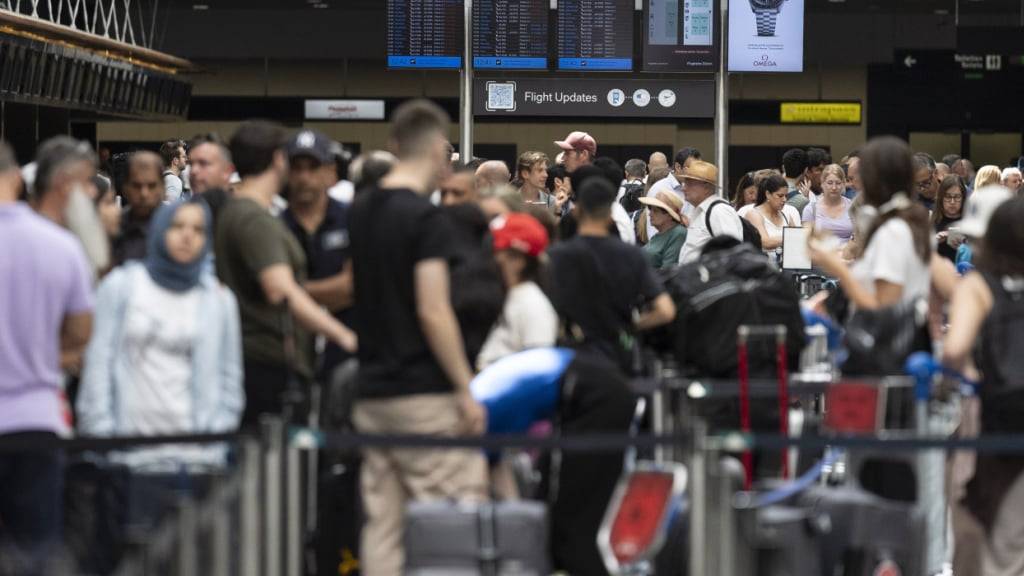 Der Flughafen Zürich erwartet weiterhin eine steigende Nachfrage nach Flugreisen, insbesondere auch nach Reisen in die USA. Trotz der angespannten Beziehungen wegen Zolldrohungen der US-Regierung deutet laut Firmenchef Lukas Brosi nichts auf eine Abschwächung hin. (Archivbild)