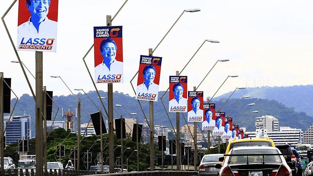 Wahlplakate in Ecuador: Rund 12,8 Millionen Bürger haben die Wahl zwischen dem früherem Vizepräsidenten Lenín Moreno und dem konservativen Oppositionsführer Guillermo Lasso.