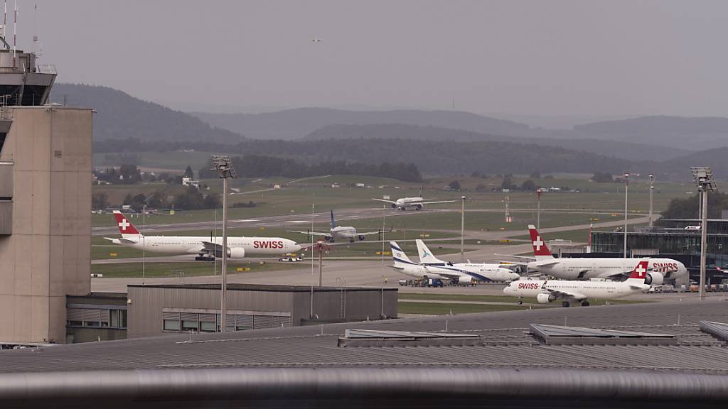 Ein reger Osterreiseverkehr hat zu einem Anstieg der Flugbewegungen im März geführt. (Archivbild)