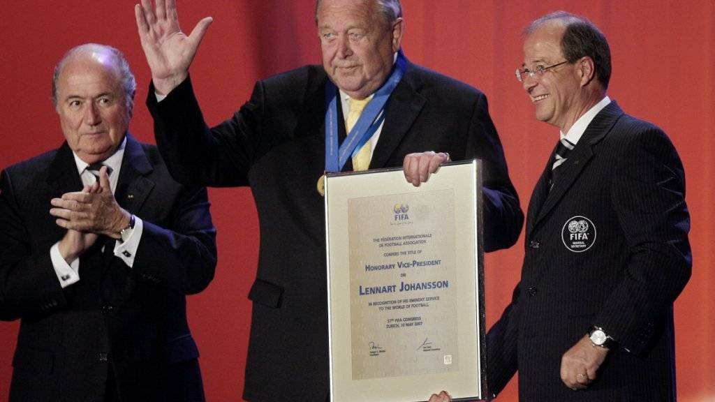 Lennart Johansson, umrahmt von Sepp Blatter und Urs Linsi, bei der Ernennung zum FIFA-Ehren-Vizepräsidenten im Jahr 2007.