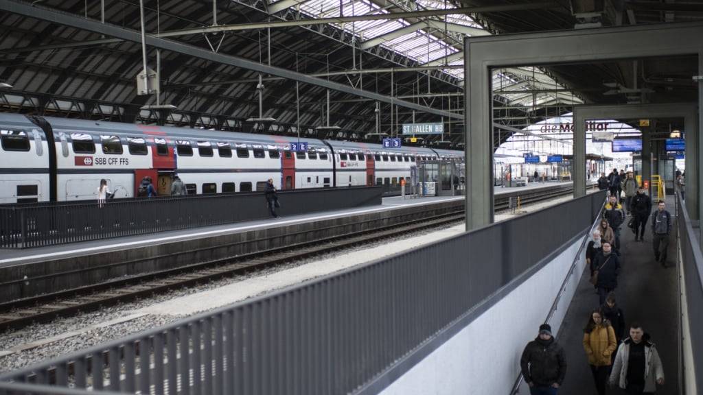 Am Bahnhof St. Gallen trafen wegen einer Stellwerkstörung eine Stunde lang fast keine Züge ein. (Archivbild)