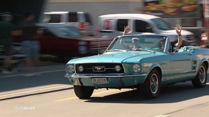 Oldtimer tuckern einmal rund um den Zürichsee