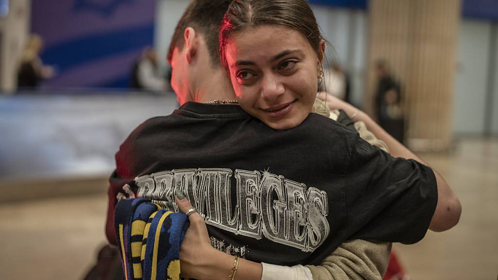 Israelis begrüßen ihre Angehörigen auf dem Ben-Gurion-Flughafen, nachdem sie mit einem Flugzeug aus Amsterdam angekommen sind. Foto: Ilia Yefimovich/dpa